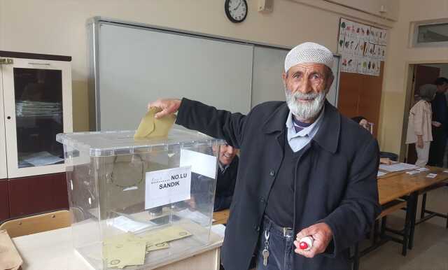 Türkiye sandık başında! İşte oy verme işlemlerinden yansıyan kareler Türkiye sandık başında! İşte oy verme işlemlerinden yansıyan kareler