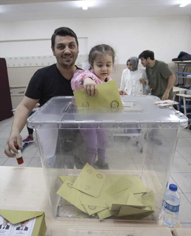 Türkiye sandık başında! İşte oy verme işlemlerinden yansıyan kareler Türkiye sandık başında! İşte oy verme işlemlerinden yansıyan kareler