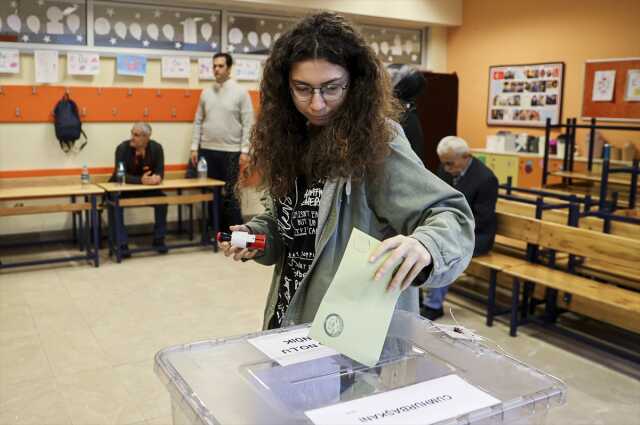 Türkiye sandık başında! İşte oy verme işlemlerinden yansıyan kareler Türkiye sandık başında! İşte oy verme işlemlerinden yansıyan kareler