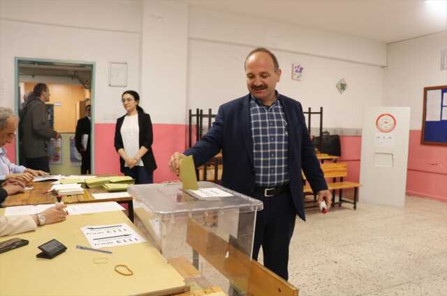 Türkiye sandık başında! İşte oy verme işlemlerinden yansıyan kareler Türkiye sandık başında! İşte oy verme işlemlerinden yansıyan kareler