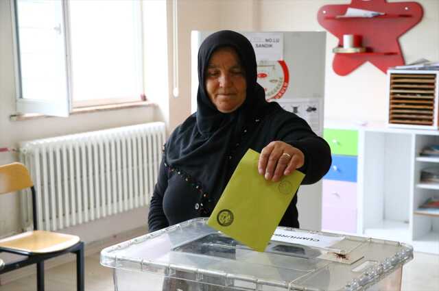Türkiye sandık başında! İşte oy verme işlemlerinden yansıyan kareler Türkiye sandık başında! İşte oy verme işlemlerinden yansıyan kareler