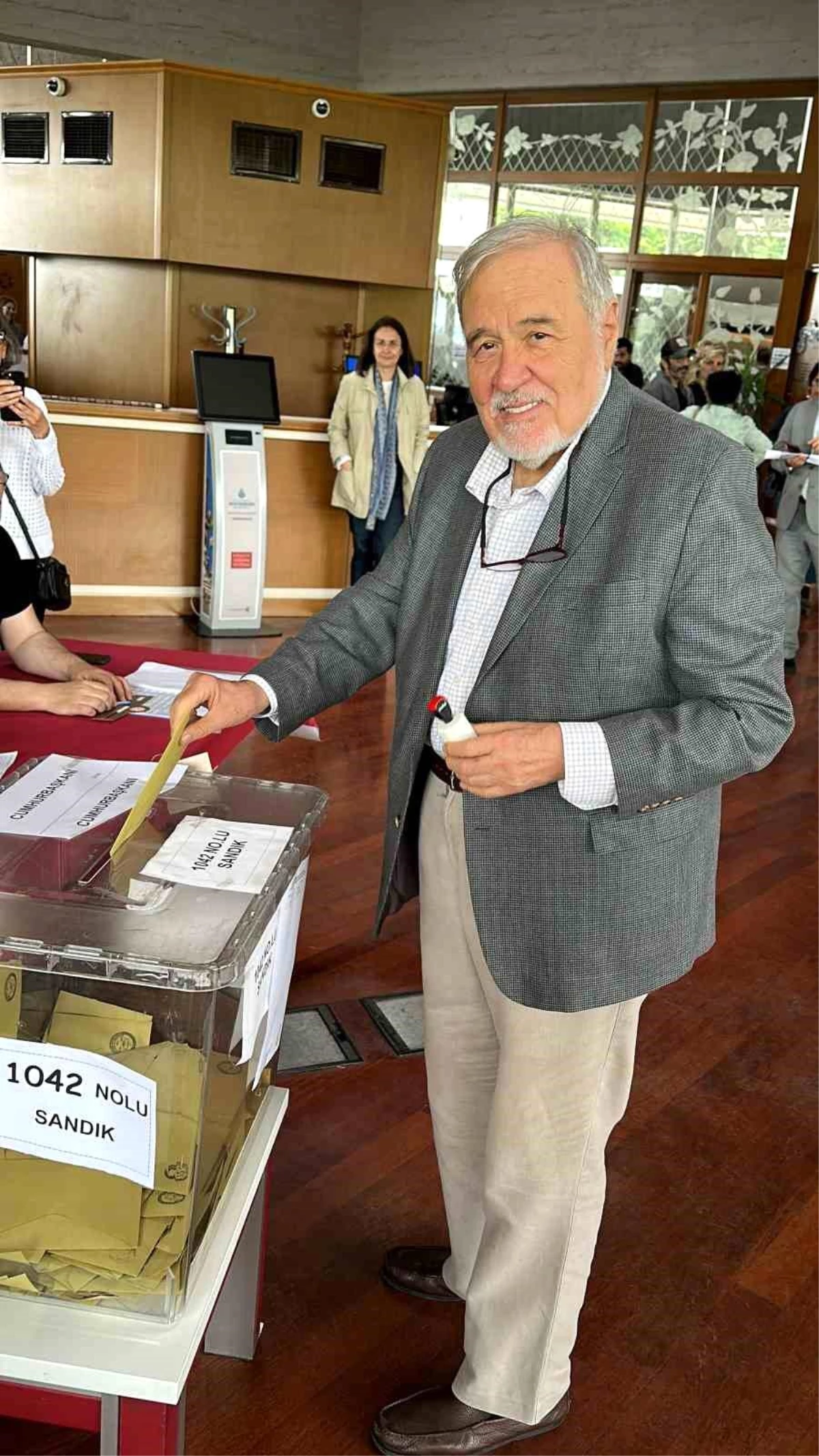 Ünlü tarihçi İlber Ortaylı oy kullanmak için Atatürk Kitaplığı\'na gitti