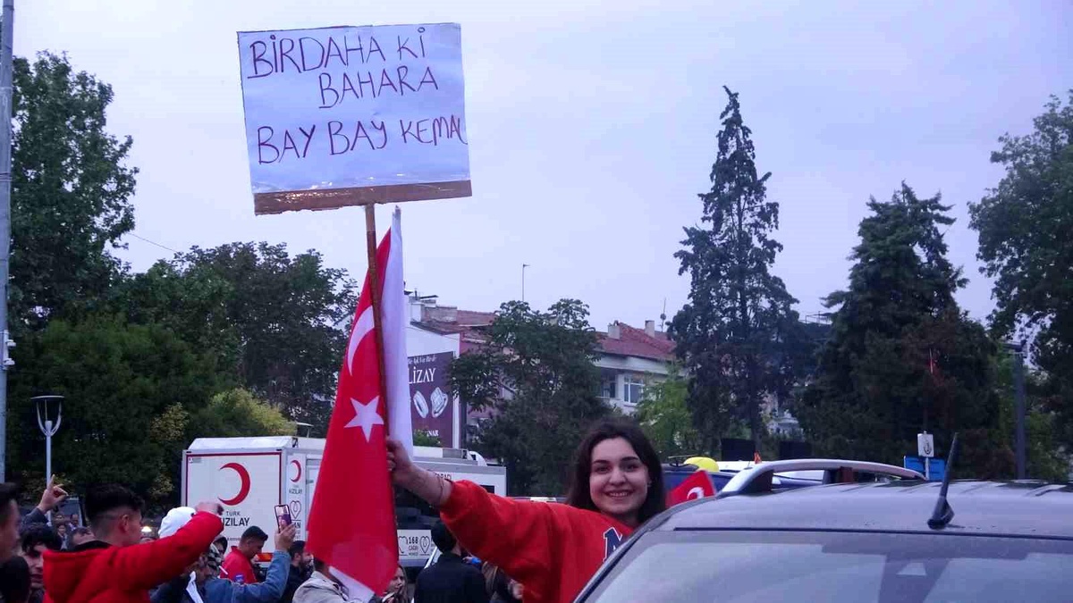 Erdoğan\'ın zaferi Uşak\'ta kutlandı