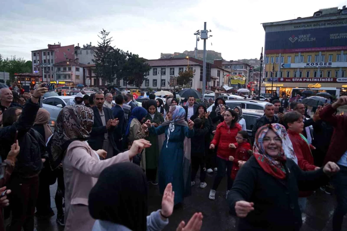 Yağmur altında Cumhurbaşkanı Erdoğan\'ın zaferini kutladılar