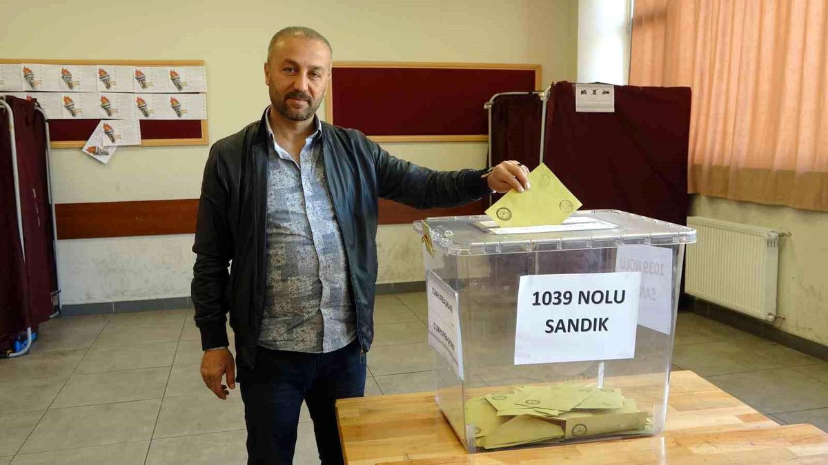 Yüksekova\'da oy kullanma işlemi devam ediyor