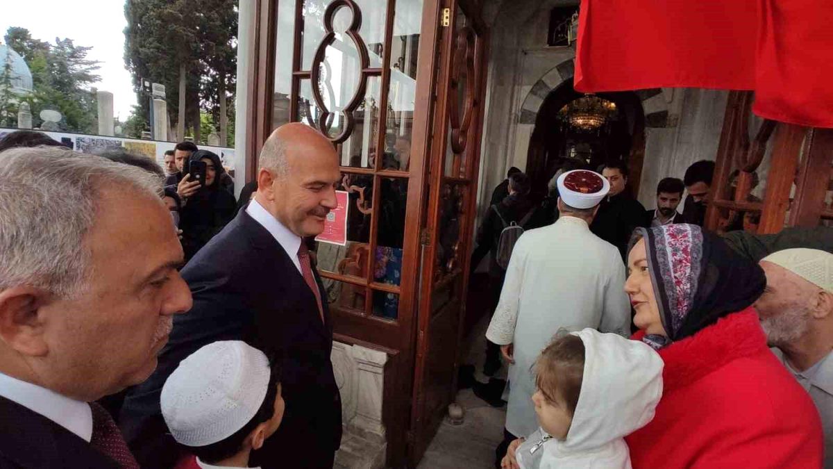 İçişleri Bakanı Süleyman Soylu İstanbul\'un Fethi\'nin 570. Yıl Dönümünde Fatih Sultan Mehmed Han\'ın Türbesini Ziyaret Etti