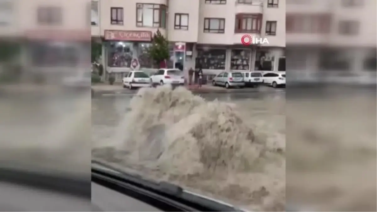 Başkenti sel vurdu: Vatandaşlar araçların üstünde mahsur kaldı