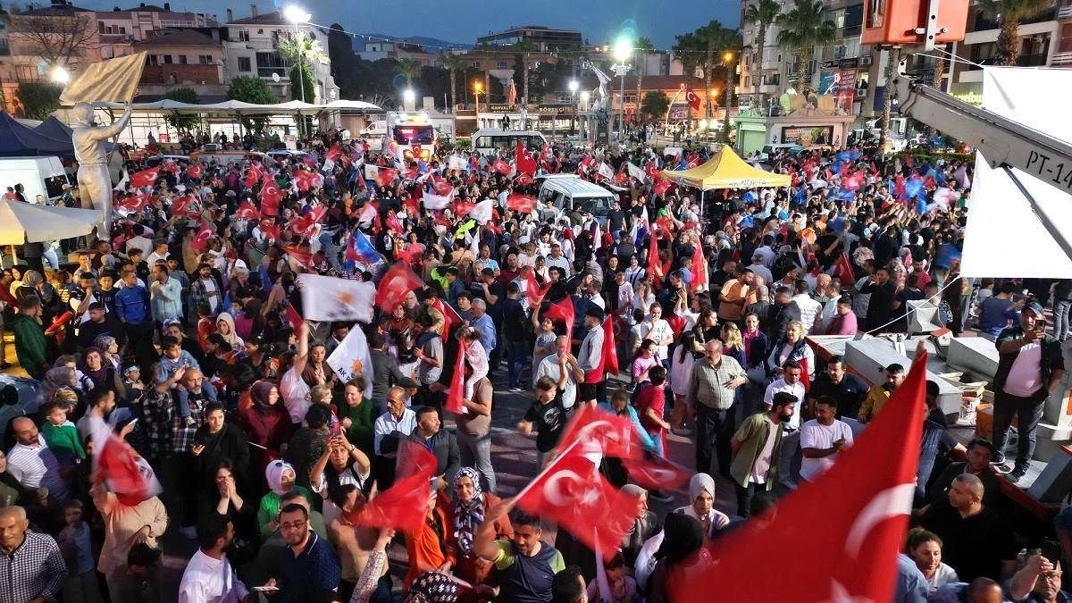 İzmir Menemen\'de Cumhurbaşkanı Erdoğan\'ın Seçimi Kutlandı
