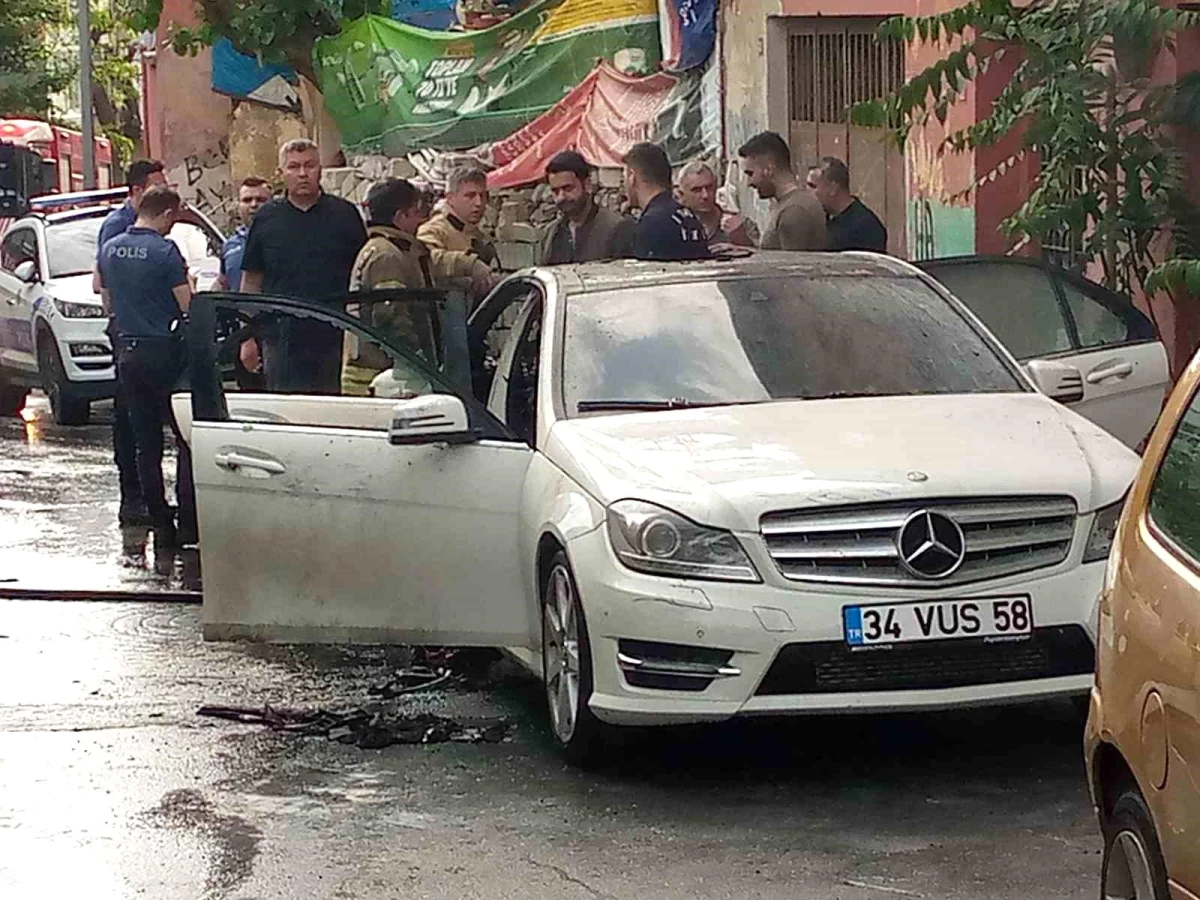 Beyoğlu\'nda park halindeki araç alev alev yandı