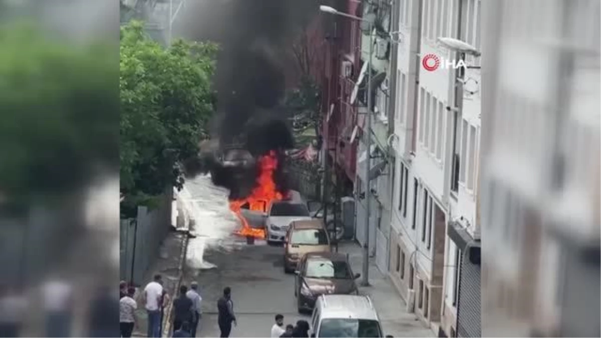 Beyoğlu\'nda park halindeki araç alev alev yandı