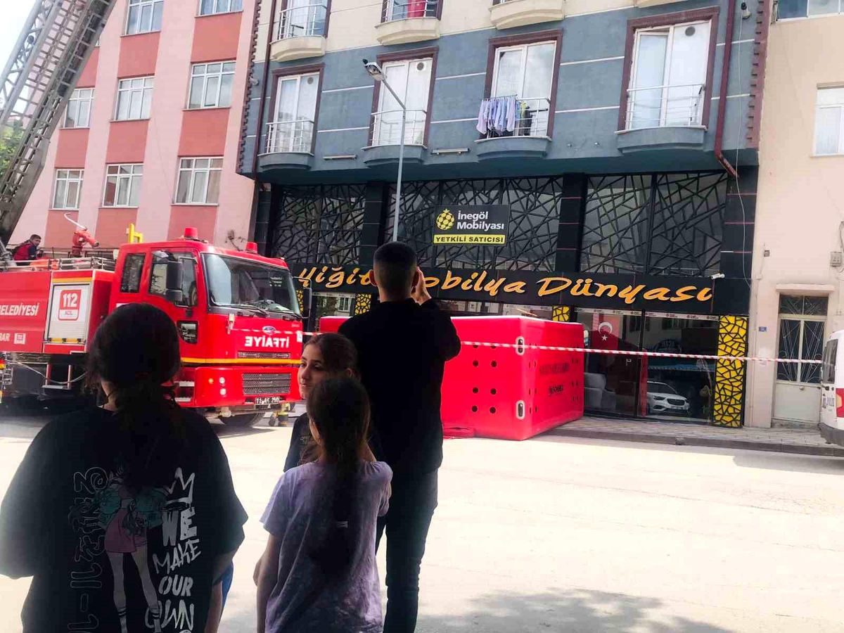 Bilecik\'te intihara teşebbüs eden şahıs çatıda kaldı
