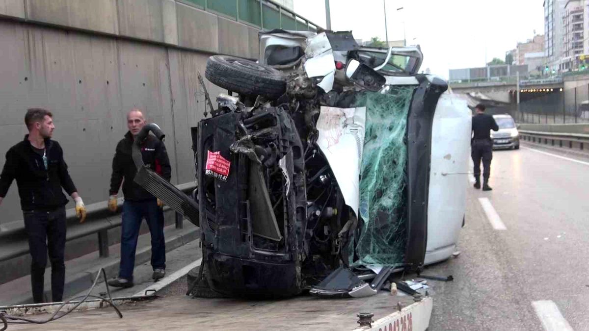 Bursa\'da kontrolden çıkan ticari minibüs devrildi: 1 yaralı