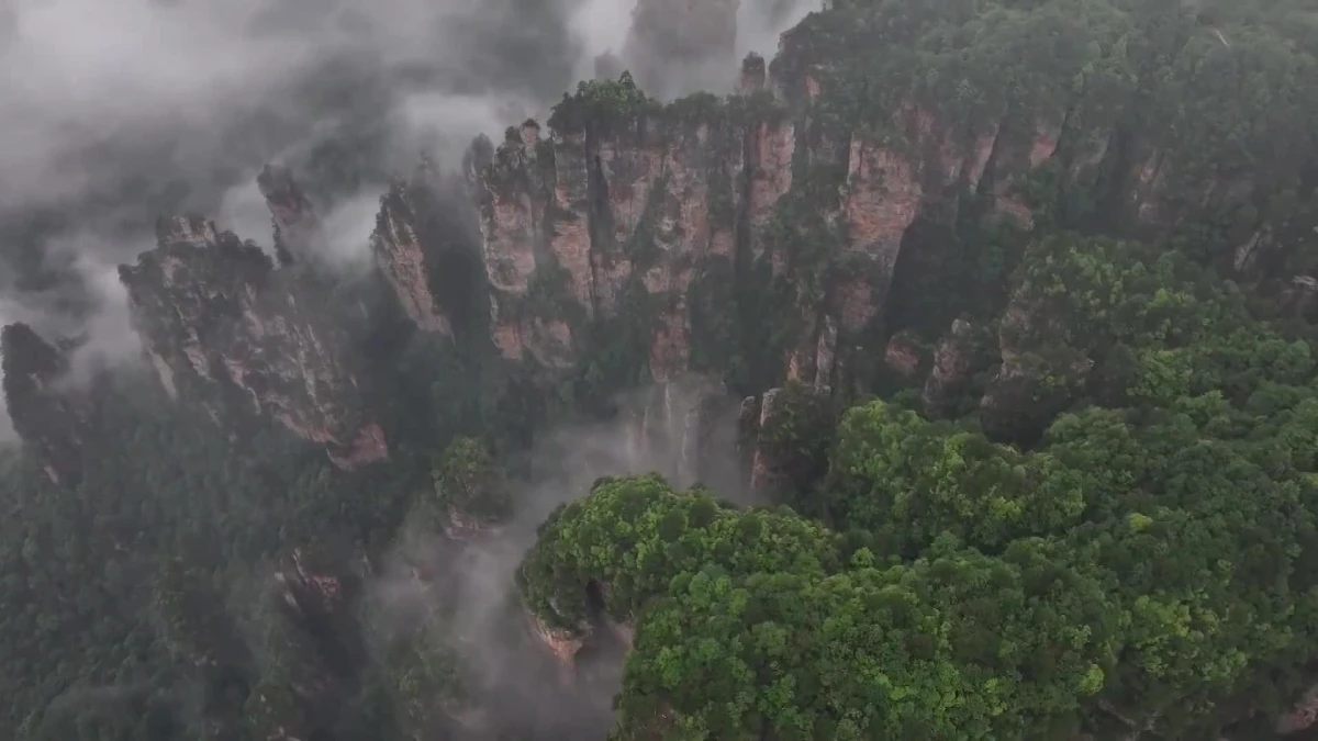 Çin\'de \'Avatar Dağlarını\' Kaplayan Bulut Denizi Turistleri Büyülüyor