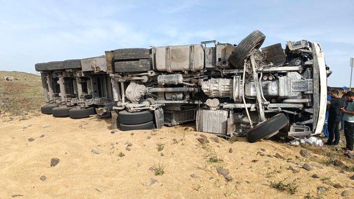 Şanlıurfa\'da devrilen tırda sıkışan sürücü kurtarıldı
