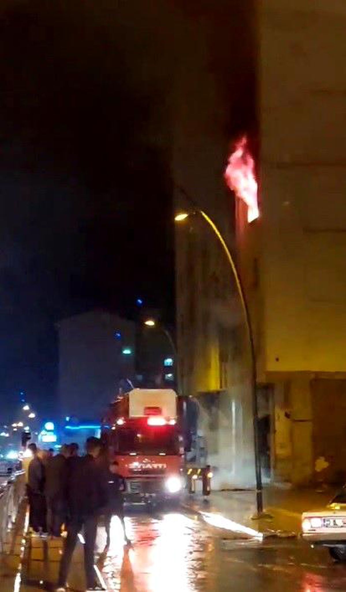 Elazığ\'da ağır hasarlı binada yangın