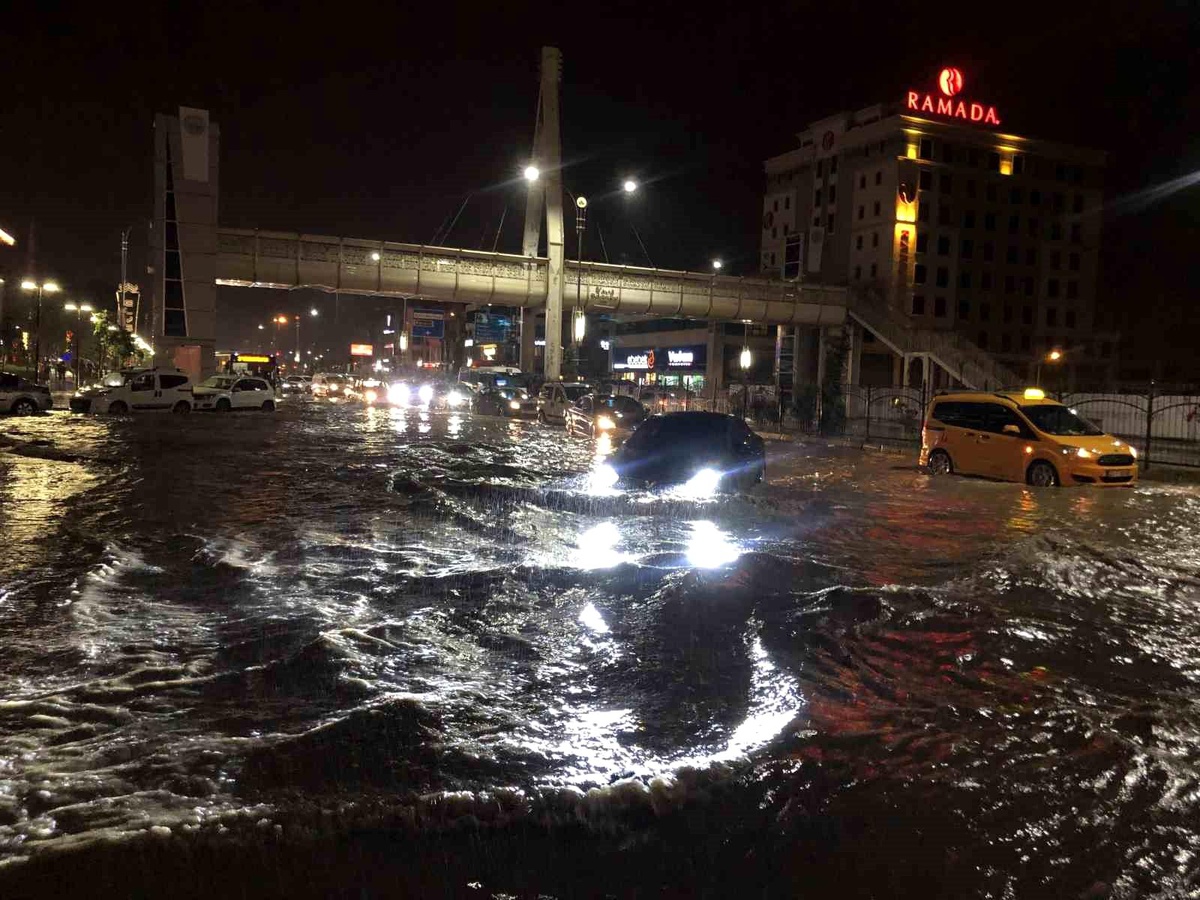 Elazığ\'da sağanak yağışta yolda kalan araçları itfaiye kurtardı
