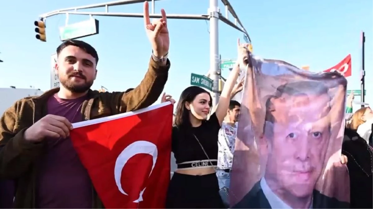 Erdoğan\'ın seçim zaferi ABD\'de coşkuyla kutlandı! Bayrak ve posterlerle sokaklara döküldüler