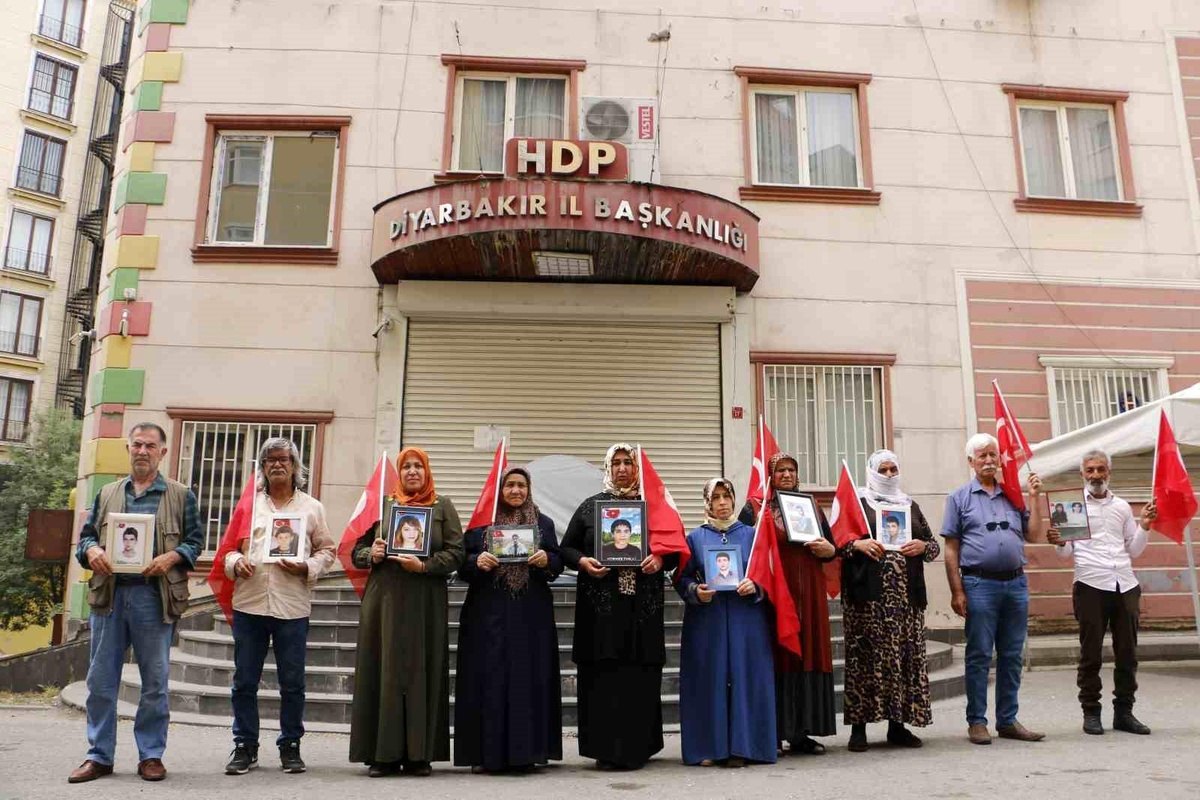 Diyarbakır anneleri Cumhurbaşkanı Erdoğan\'ın zaferini HDP binası önünde kutladı