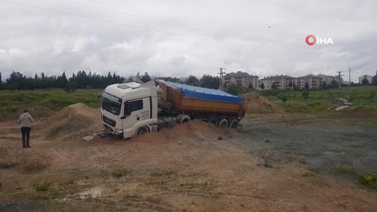 Frenleri Patlayan Araç Kontrolden Çıkarak Kum Yığınına Saplandı