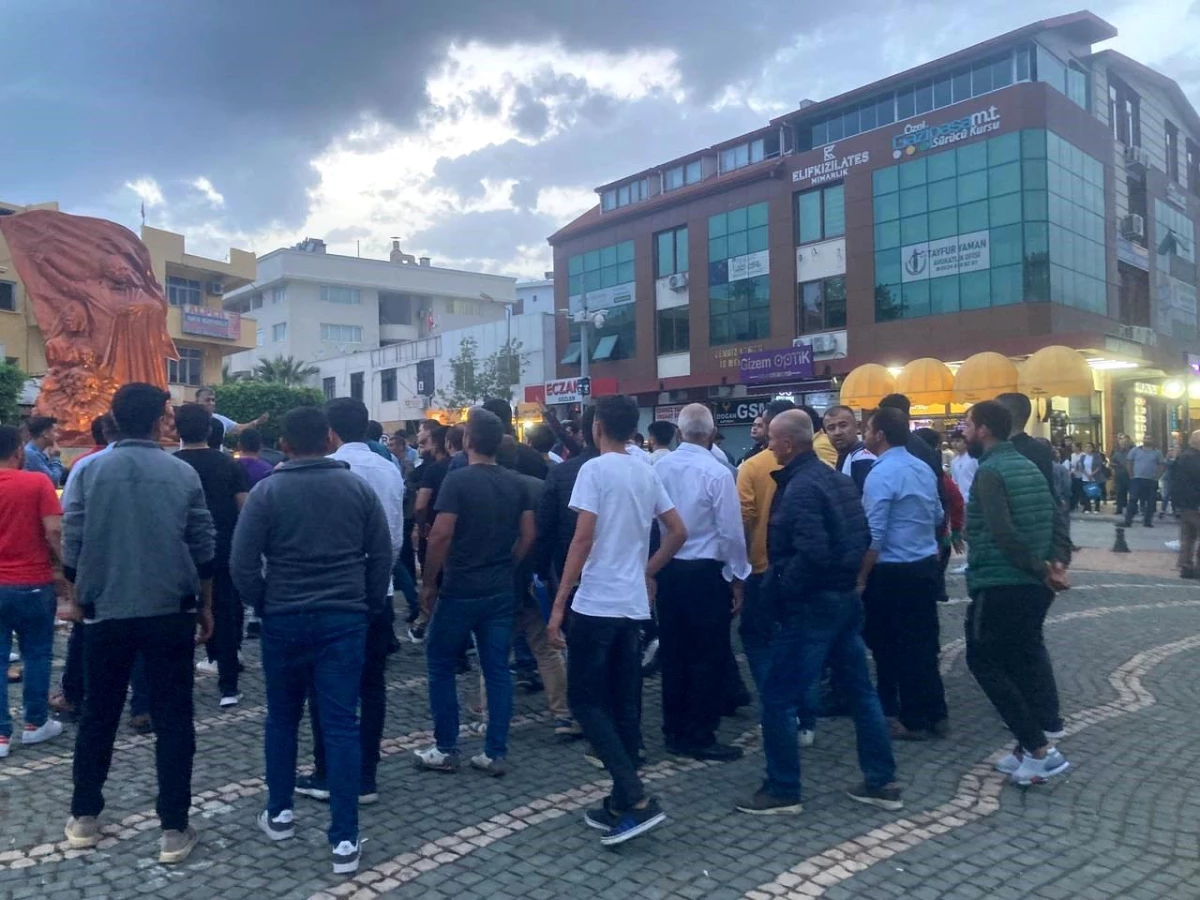 Antalya\'da Seçim Kutlaması Sırasında AK Parti ve CHP Arasında Gerginlik Yaşandı