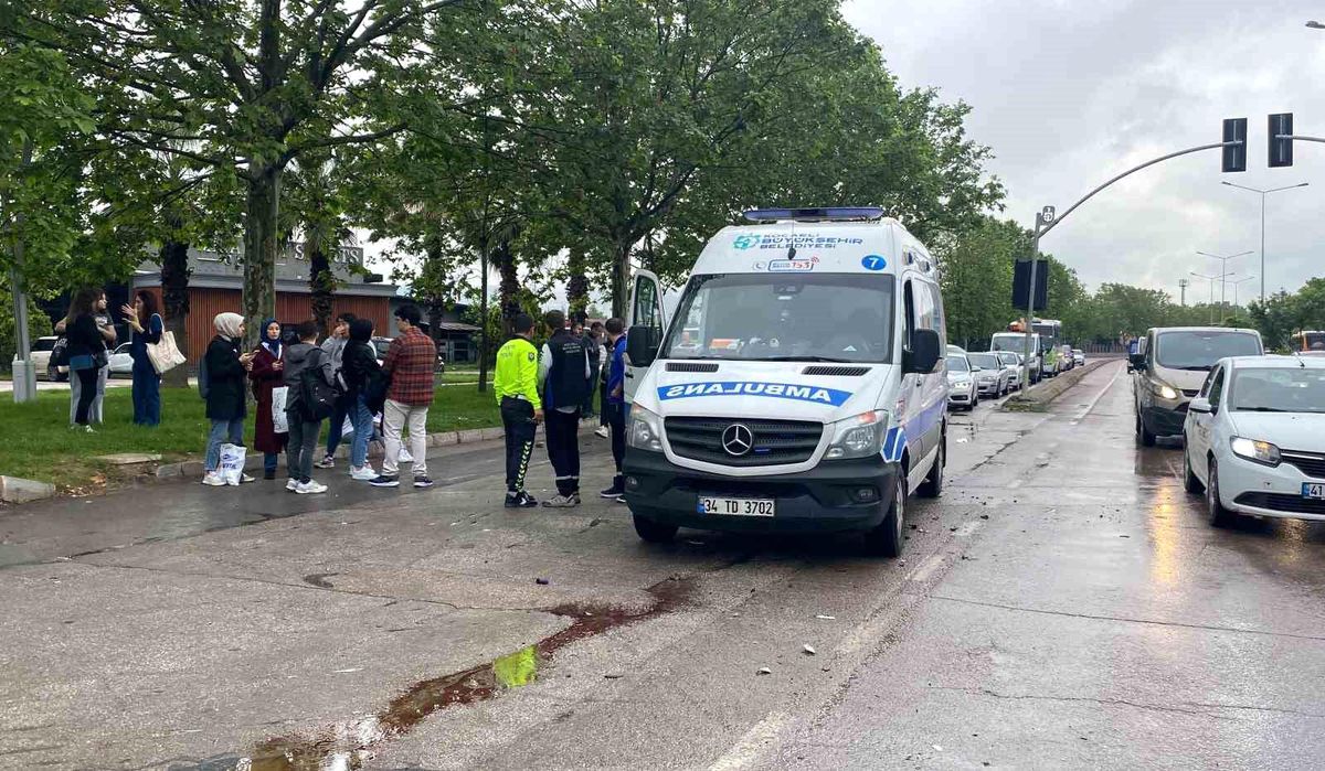 İzmit\'te hafif ticari araç ile yolcu otobüsü çarpışması: 1 yaralı