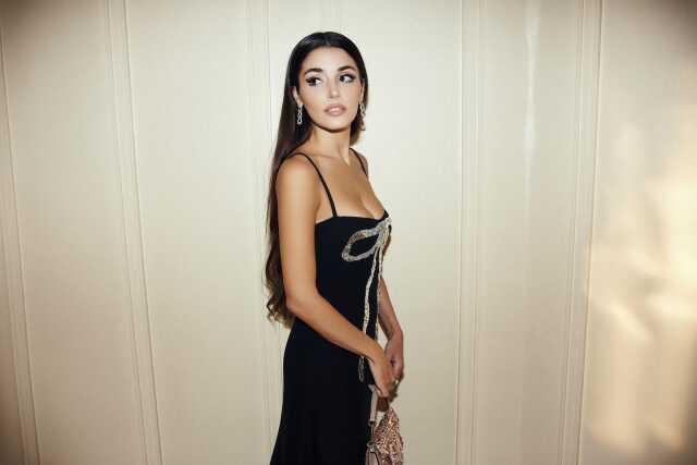 Hande Erçel'in Cannes'da giydiği siyah kombinin 881 bin TL olduğu ortaya çıktı