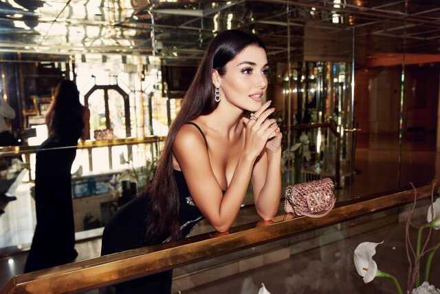 Hande Erçel'in Cannes'da giydiği siyah kombinin 881 bin TL olduğu ortaya çıktı