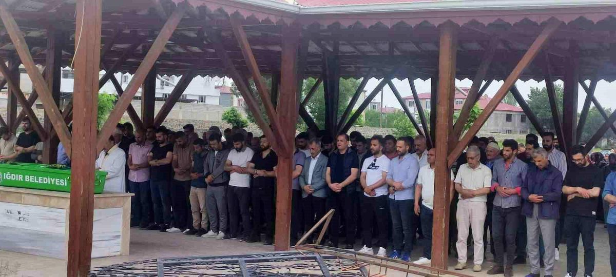 Iğdır\'da kazada ölen nine ve torun yan yana toprağa verildi