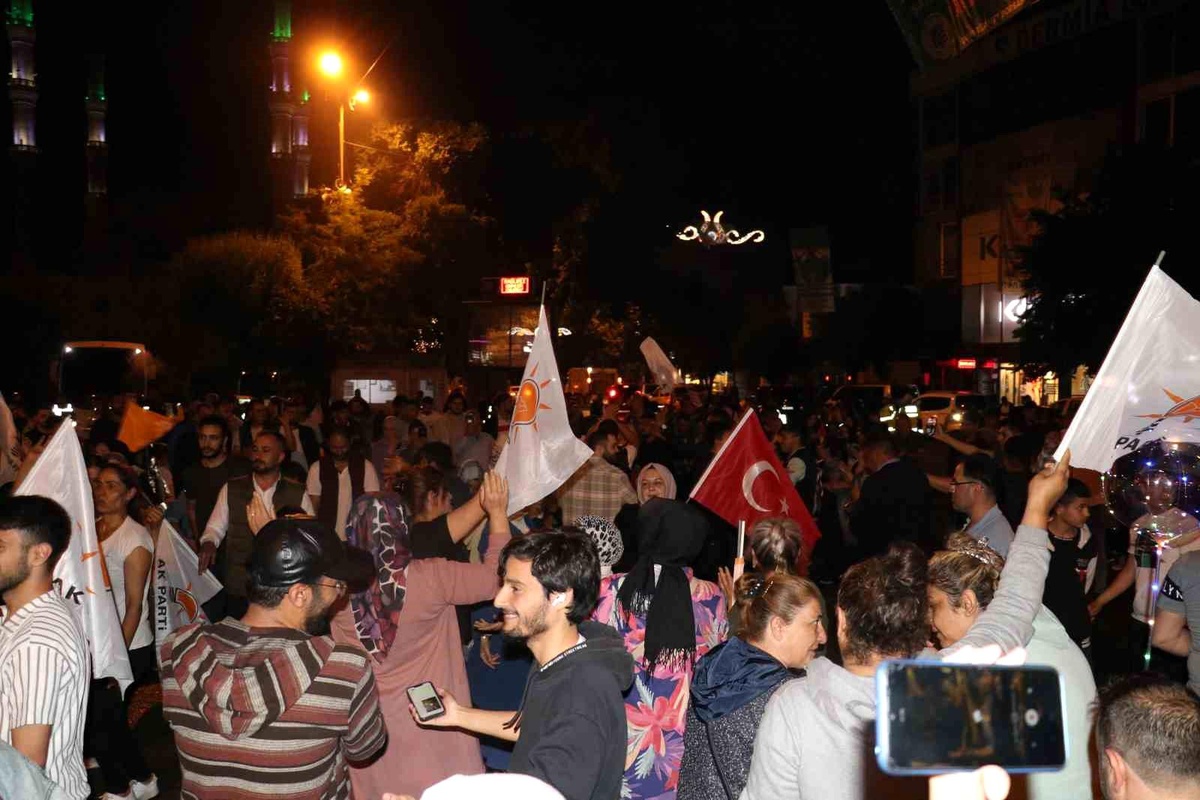 Iğdırlılar Erdoğan\'ın zaferini kutladı
