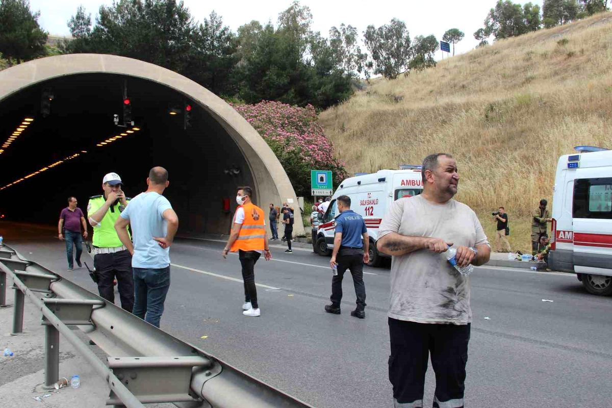 İzmir Çevreyolu\'nda tır yangını: 25 kişi dumandan etkilendi