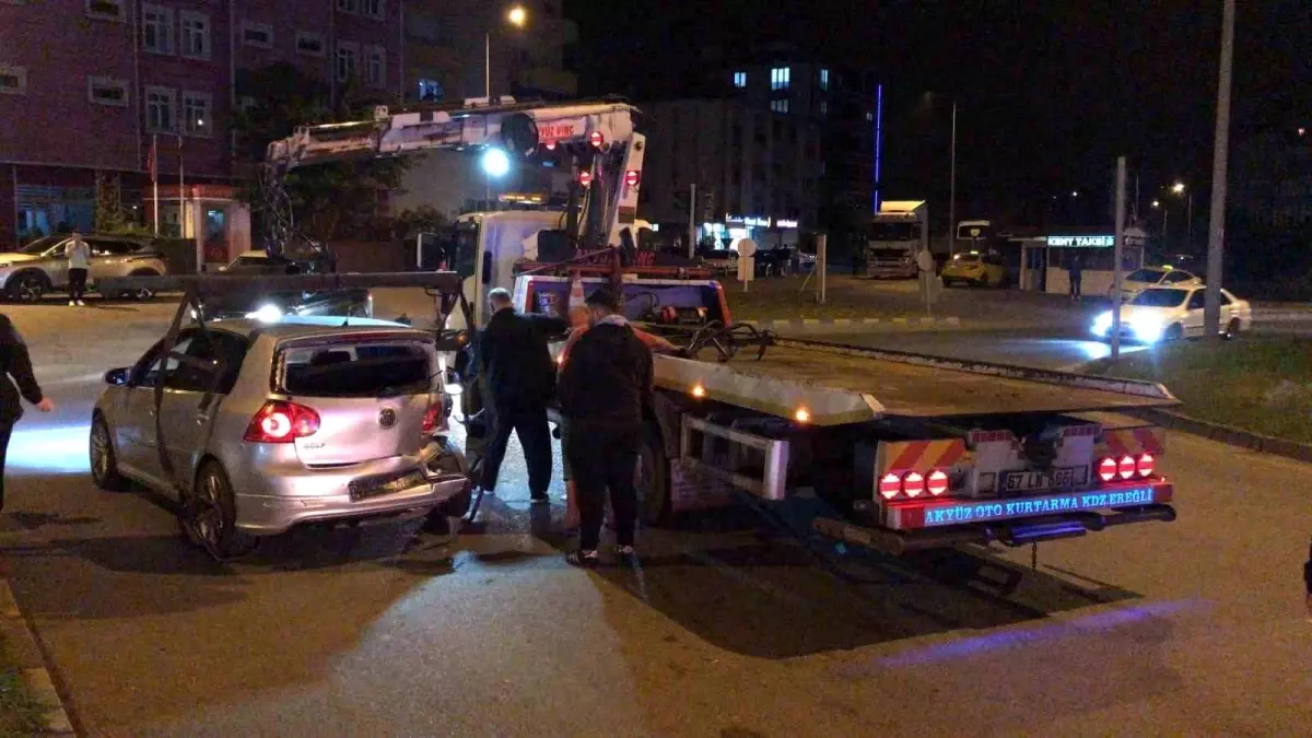 Kamyonet Kavşakta Otomobille Çarpıştı: 3 Yaralı