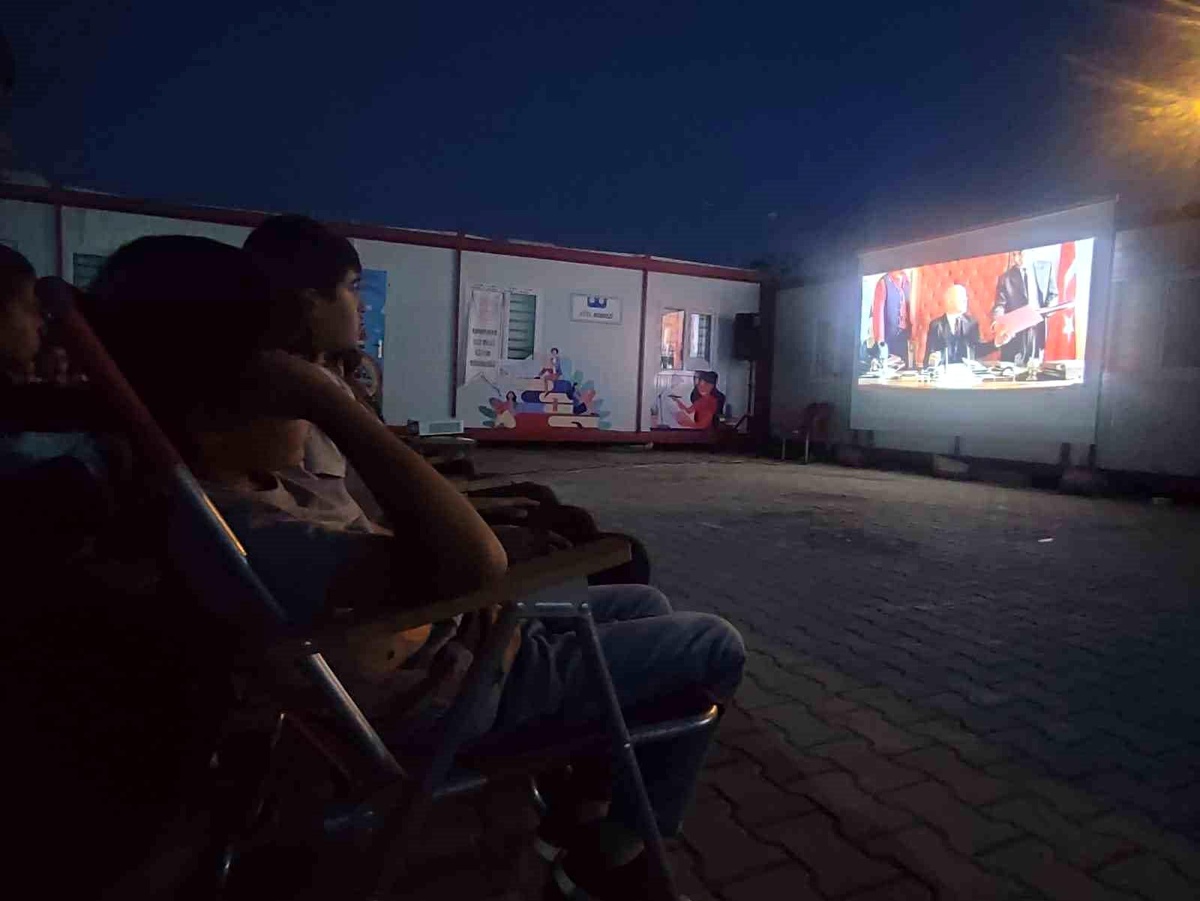 Diyarbakır\'da depremzede çocuklara sinema keyfi