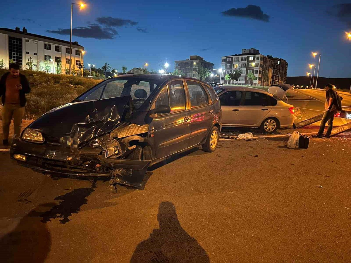 Kayseri\'de iki otomobil çarpıştı: 7 yaralı
