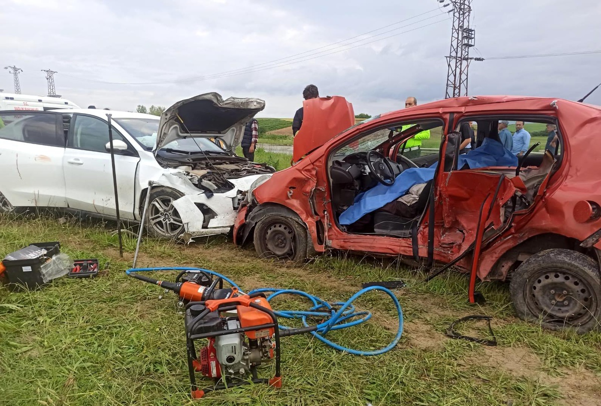 Kırklareli\'nde kafa kafaya çarpışan iki otomobilde 1 ölü, 4 yaralı