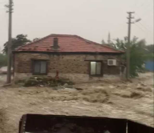 Koçarlı'da selin geldiği anlar böyle görüntülendi Koçarlı'da selin geldiği anlar böyle görüntülendi