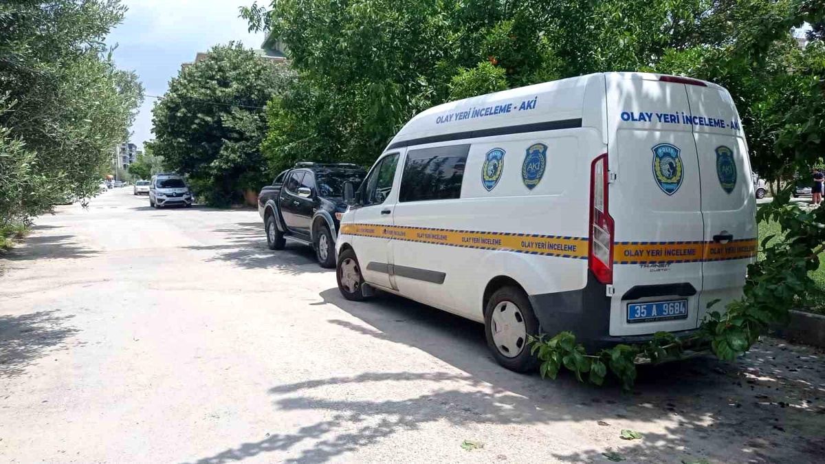 İzmir\'de komşu kavgası: Karı koca silahla yaralandı