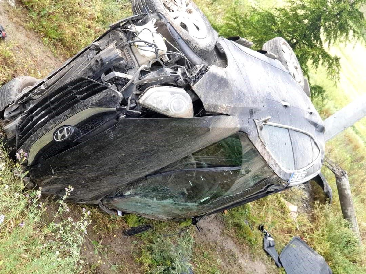 Kontrolden Çıkan Otomobil Tarlaya Devrildi: 2 Yaralı