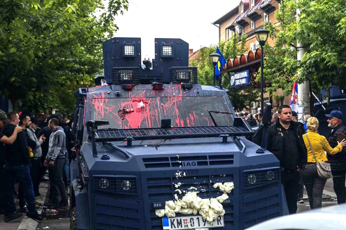 Kosova\'da Arnavut belediye başkanlarının göreve başlamasına karşı çıkan göstericiler ile polis arasında arbede çıktı