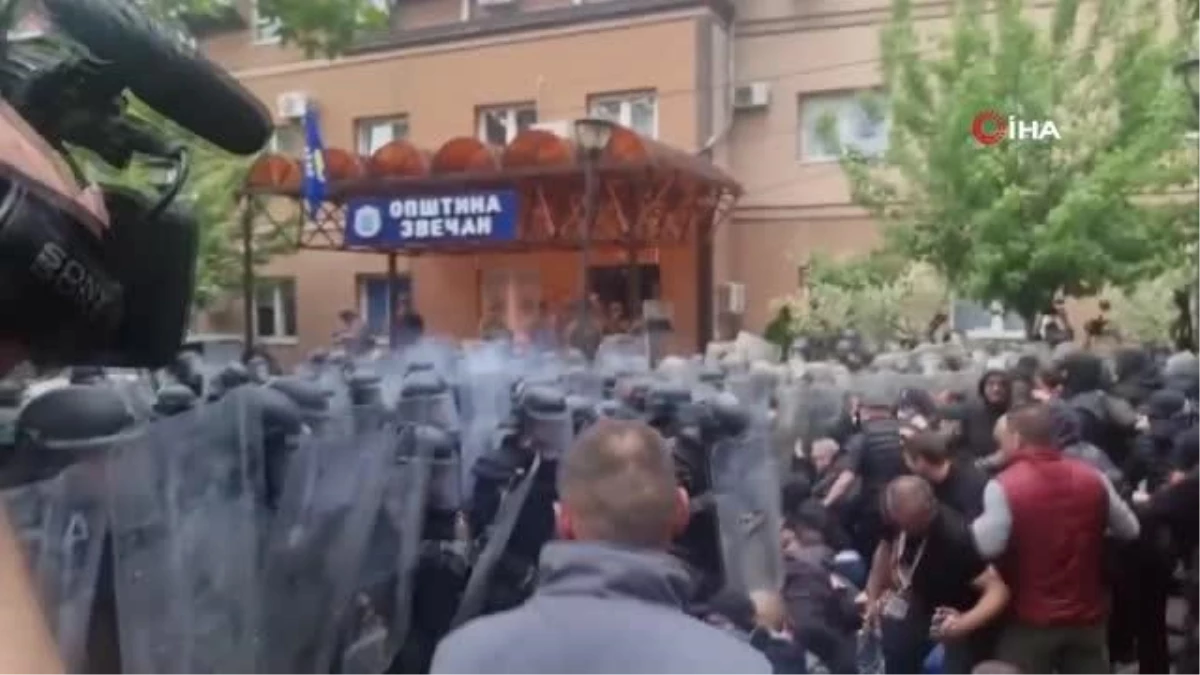 Kosova\'nın kuzeyinde polis ile Sırp protestocular arasında arbede