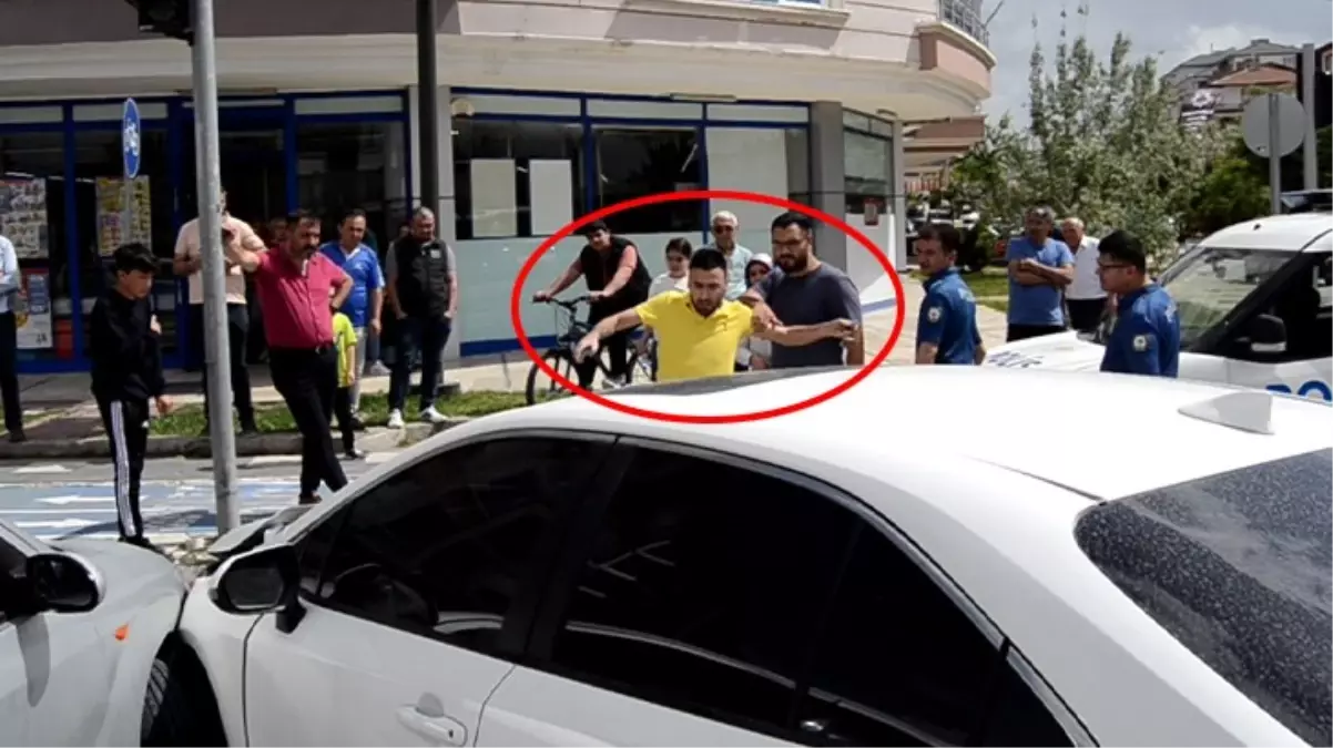 Koyun can derdinde kasap et derdinde! Kaza yapan eşini unutup "Arabam gitti" diye aracı tekmeledi