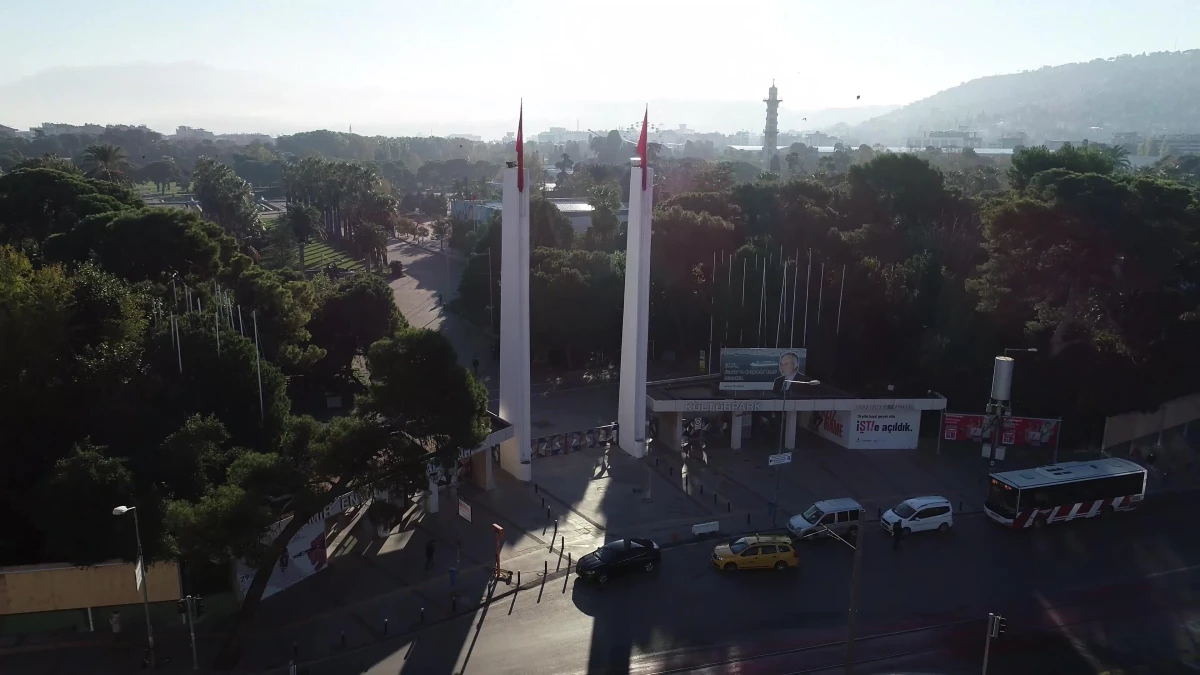 İzmir Kültürpark\'ın tarihi kapıları yenileniyor