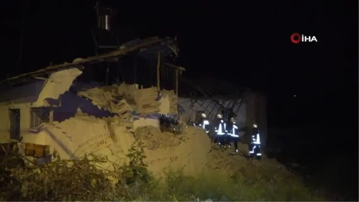 Malatya\'da hasarlı evde göçük meydana geldi