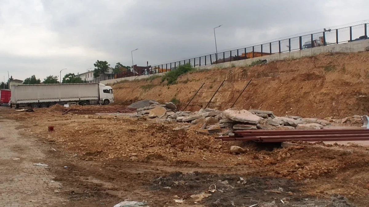 Malatya\'da geçici iş yerleri yıkıldı, esnaf tepkili