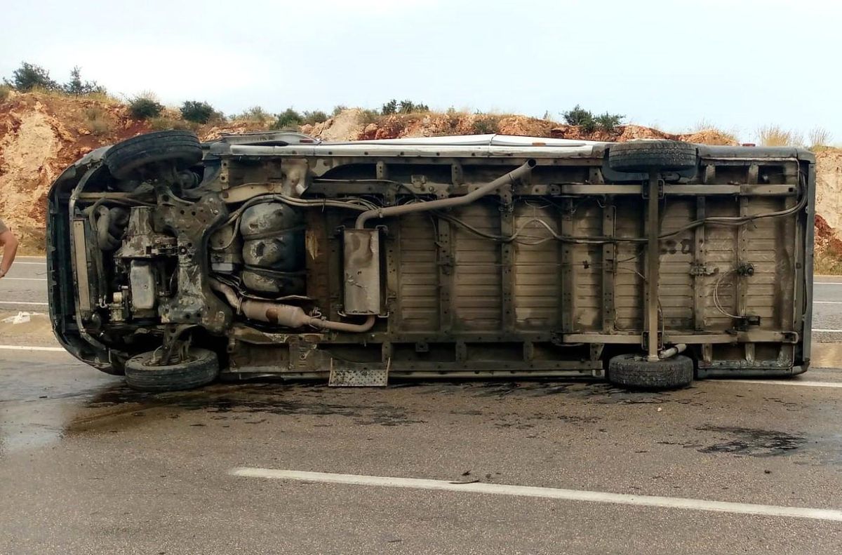 Mersin\'de minibüs devrildi: 7 yaralı