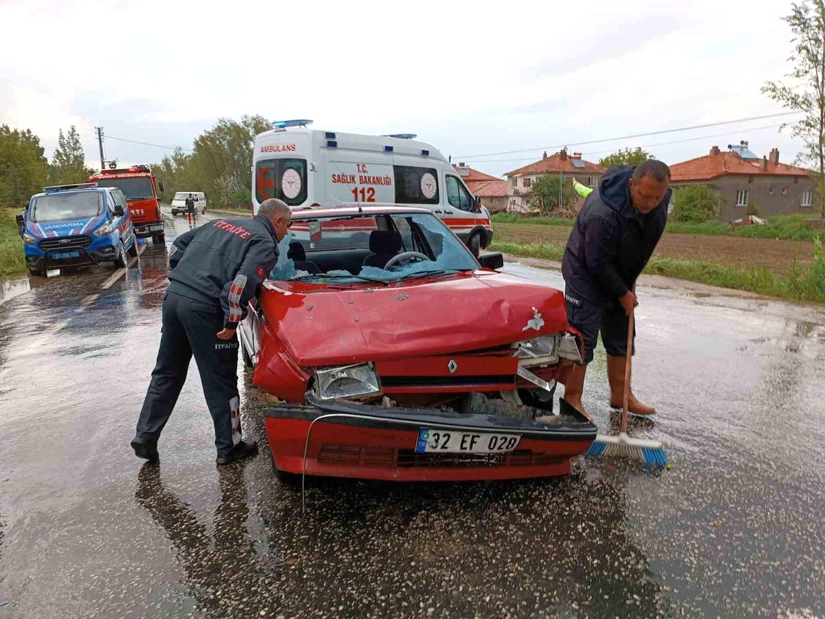 Afyonkarahisar\'da Minibüs ve Otomobil Çarpıştı: 2 Yaralı