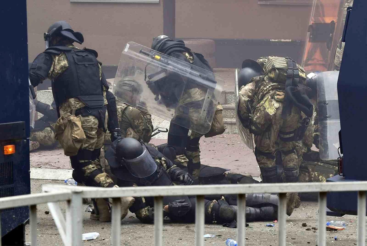 NATO, Kosova\'da Sırp göstericilerin KFOR birliklerine saldırısını kınadı