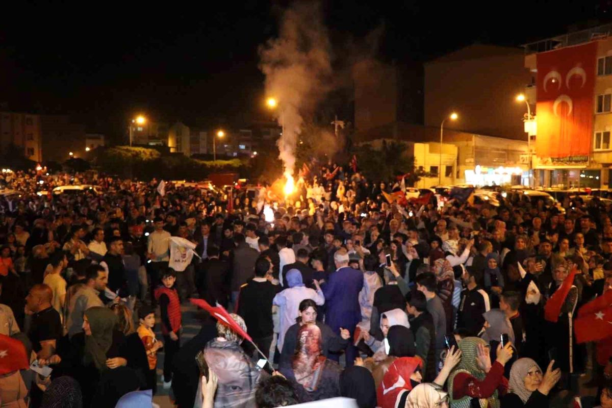Oltu\'da Seçim Zaferi Halaylarla Kutlandı