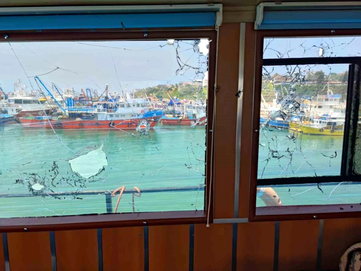 Suriye rejimi güvenlik güçleri Adana\'dan çıkan balıkçı teknesine ateş açtı: 2 yaralı