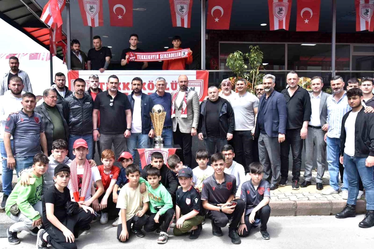 Samsunspor\'un şampiyonluk kupası Tekkeköy\'de meşalelerle karşılandı