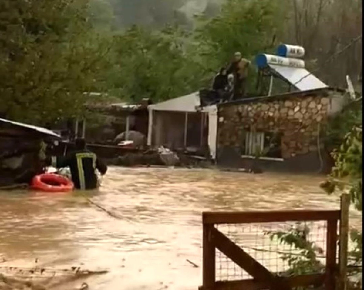 Simav\'da şiddetli yağış sel felaketine neden oldu